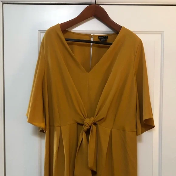 Gold City Chic tie front dress with plunging neckline - Picture 3 of 9